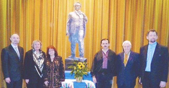 Mykola Yakovyna, VP Olzhych Foundation in Ukraine; Zorianna Hrycenko-Luhova, President UCC Montreal; Bohdanna Klecor-Hawryluk, Chairperson UCC Cultural Educational Committee; Ivan Hutych, choir director; Wolodymyr Mota, bandurist; Stepan Balatsko, guest speaker at the Shevchenko Concert