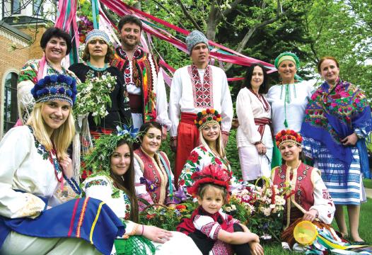 Зліва направо в першому рядi – Мар’яна Михайляк, Маріанна Сех, Анна Скнар, Анна Лагода, Валя Олійник і маленька Оля Гриців. Стоять зліва направо – Світлана Семенко, Тетяна Адамик, Володя Гриців, Олекса Попович, Ірина Климків, Наталя Гриців і Тетяна Попович