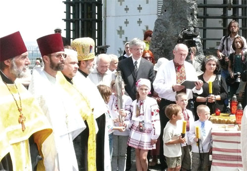 Під час міжнародної акції “Свічка моління“ біля Меморіалу жертвам Голодомору в Києві. Виступає генеральний секретар СКУ Степан Романів. Зліва біля нього – президент СКУ Евген Чолій