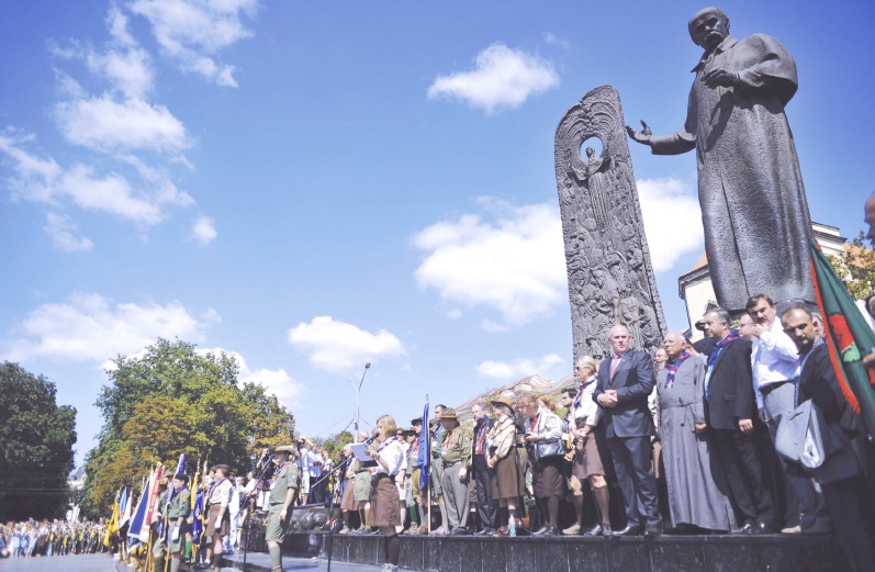 Під час урочистого відкриття Ювілейної Міжкрайової Пластової Зустрічі з нагоди святкування 100-річчя Пласту у Львові на площі перед пам’ятником Тарасові Шевченку 19 серпня 2012 року