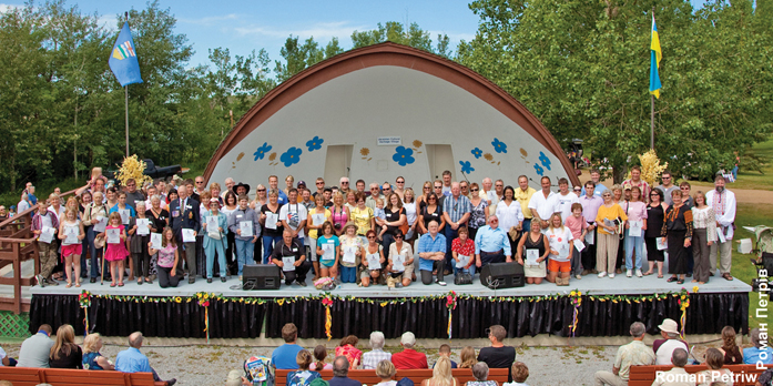 Descendants of Dr. Josef Olesków’s first group of Ukrainian homesteaders receive commemorative certificates from Alberta MLA’s Genia Leskiw, the Hon. Ray Danyluk, and UCC Alberta Provincial Council President Daria Luciw