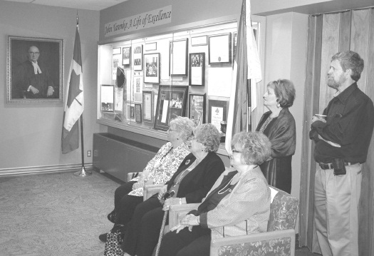 2 - Yaremko Sisters (seated l.-r.) Jeanette Cooke, Lucy Migus and Rosalie Yaremko, and (standing rear) niece Hélène Yaremko-Jarvis and Gary Jarvis