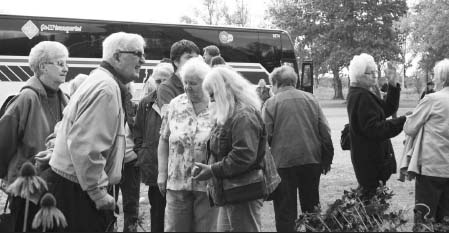 1 – Members of Neighbours Regional Association of Rouyn-Noranda arrive at Spirit Lake Internment Interpretive Centre